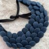 Collier plastron en boutons jean bleu