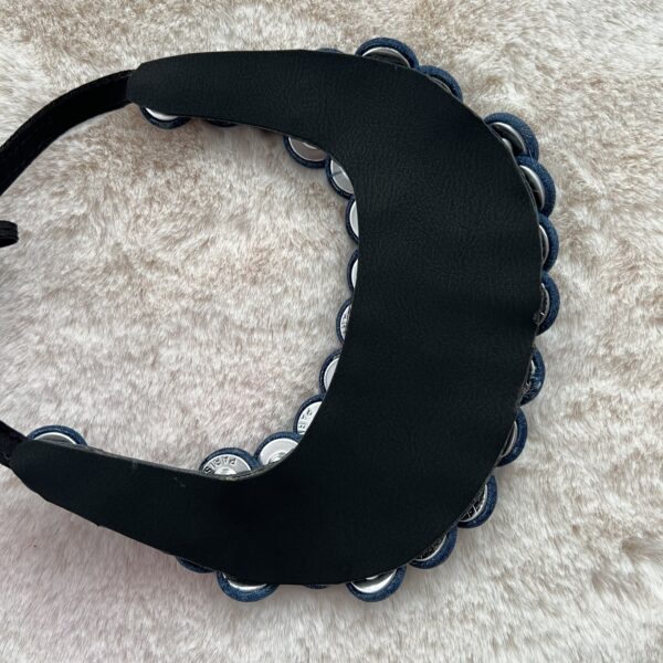 Collier plastron en boutons jean bleu sur fond beige