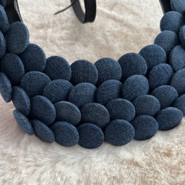 Collier plastron en boutons jean bleu