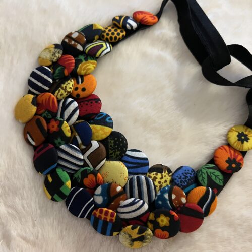 Collier artisanal multicolore en tissu fait main avec boutons recouverts