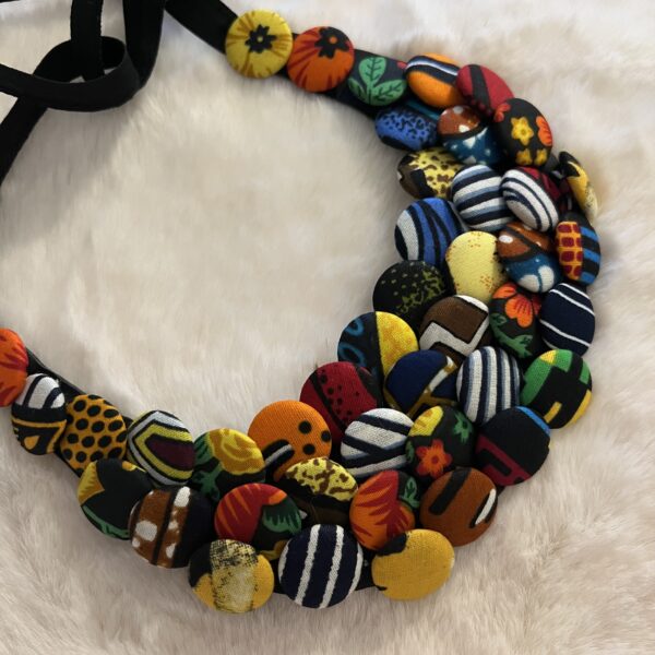 Collier artisanal multicolore en tissu Collier artisanal multicolore en tissu fait main avec boutons recouverts